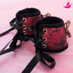 Kit Acessórios BDSM Estilo Luxury Vermelho - Algemas, Chicote, Venda e Mordaça