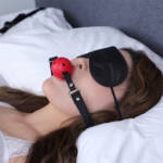 Kit de Bondage para Cama – Lençol Impermeável, Restrições, Mordaça e Chicote