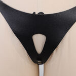 Conjunto Bondage Vixen — Sutiã e Calcinha em PVC com Detalhes Metálicos
