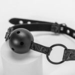 Mordaça de Bola com Fivela Ajustável e Revestimento Interno para Conforto