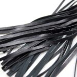 Chicote de Franjas em Camurça com Cabo em Alto Relevo Brilhante