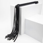 Chicote Fetiche Lash — Com Franjas em PVC e Cabo com Detalhes Metálicos