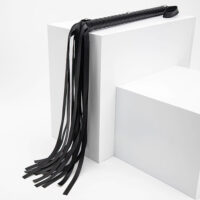 Chicote Fetiche Lash — Com Franjas em PVC e Cabo com Detalhes Metálicos